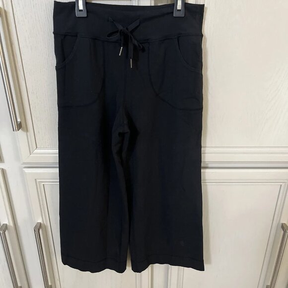 Lululemon Size 4 Women's Pants Capris - Black Wide Waist and Bottom - Picture 1 of 5